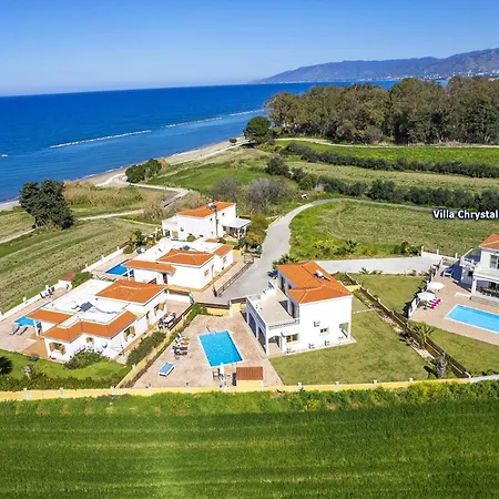 Villa Chrystalla By *