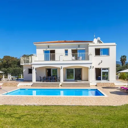 Villa Chrystalla By *