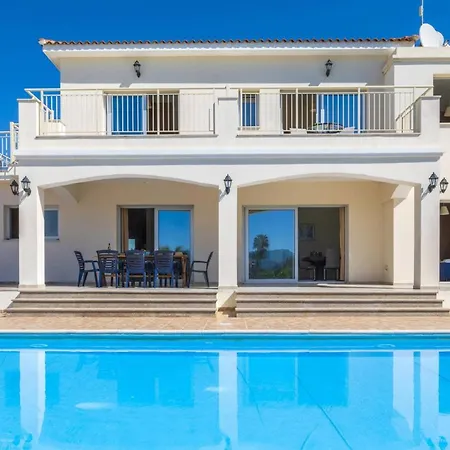 Villa Chrystalla By *